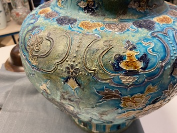 Un vase en porcelaine de Chine fahua &agrave; d&eacute;cor de lions bouddhistes, Ming